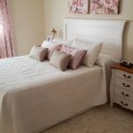 Dormitorio vintage color blanco envejecido con tapa en roble. Dispone de más piezas compañeras. Dormitorio vintage blanco envejecido tapa roble