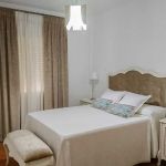 Dormitorio vintage color blanco envejecido y cabecero tapizado. Dispone de más piezas compañeras. Dormitorio vintage blanco envejecido cabecero tapizado