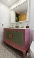 Mueble de baño vintage rosa combinado con verde, espejo blanco Mueble bano vintage rosa verde blanco
