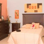 Dormitorio de lineas rectas personalizable en colores, tiradores y tapizado. Dormitorio matrimonio madera lineas rectas nogal comoda mesitas