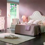 Dormitorio neoclásico color blanco, con mesita de noche y cómoda a juego. Cabecero tapizado. Dormitorio neoclásico color blanco, con mesita de noche y cómoda a juego. Cabecero tapizado.