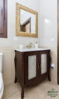AD05 - Mueble de baño romántico de dos puertas con visillos de 80. Mueble color nogal oscuro. Mueble-bano-puertas-visillos