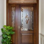 Portón de entrada de una puertas de serie con fijo lateral con zócalo y fijo superior. Cristales plomados. Porton-entrada-madera-cristales-plomados