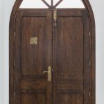 Interior de portón de entrada de dos hojas de madera maciza hecho a medida. Fijo superior con arco apuntado con 4 cristales. Porton-puerta-entrada-madera-apuntado-ojival-gotico-lado-dentro