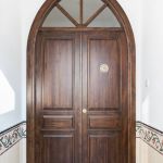 Portón de entrada de dos hojas de madera maciza hecho a medida. Fijo superior con arco apuntado con 4 cristales. Porton-puerta-entrada-madera-apuntado-ojival-gotico
