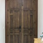 Interior de portón de entrada de madera maciza hecho a medida. Plafones tallados a mano. Porton-puerta-entrada-madera-tallada-cara-interior