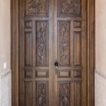 Portón de entrada de dos hojas de madera maciza hecho a medida. Plafones tallados a mano. Porton-puerta-entrada-madera-tallada
