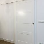 Puerta corredera con guía exterior y galería que oculta la guía. Puerta-corredera-por-fuera-guia-vista-cerrada