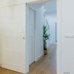 Puerta corredera con guía exterior y galería que oculta la guía. Puerta-corredera-por-fuera-guia-vista