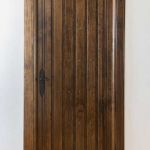 Puerta de paso fabricada a medida. Decorada con herrajes negros. Puerta-de-paso-madera-rustica-maciza-negro