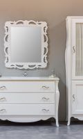 AD06 - Mueble de baño romántico de 3 cajones de 120 con un seno. Columna de 190x50 con puerta ciega abajo y cristal con visillo arriba. Espejo modelo Tallado recto de 90. Todo color blanco. Mueble-bano-blanco-vitrina-puertas-visillo