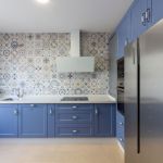 Cocina azul en L. Puertas MDF. Electrodomésticos Inox y blancos. Cocina-azul-L-mdf-blanco