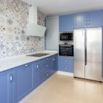 Cocina azul en L. Puertas MDF. Electrodomésticos Inox y blancos. Cocina-azul-L-mdf-inox