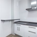 Cocina Blanca y madera. Puertas laminadas. Electrodomésticos Inox. Cocina-blanca-encimera-gris