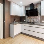 Cocina blanca en forma de U. Puerta laminada con tirador uñero. Electrodomésticos Inox y Negros. Cocina-blanca-gola-encimera-gris-negra