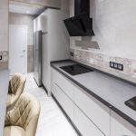 Cocina blanca con península. Electrodomésticos Inox y negros. Tirador uñero. Cocina-blanca-gola-encimera-gris-oscurobarra-desayuno-campana-negra