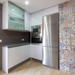 Cocina blanca en forma de U. Puerta laminada con tirador uñero. Electrodomésticos Inox y Negros. Cocina-blanca-gola-laminado-inox