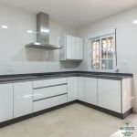 Cocina blanca. Puerta laminada. Electrodomésticos Inox. Tirador Gola. Cocina-blanca-gola-melamina-brillo