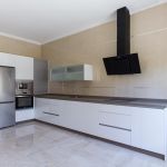 Cocina blaca. Puertas laminadas. Tirador Gola. Electrodomésticos Inox y negros. Cocina-blanca-gola-plata-melamina-blanco-brillo