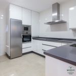 Cocina blanca. Puerta laminada. Electrodomésticos Inox. Tirador Gola. Cocina-blanca-gola-torre-calor
