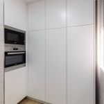 Cocina blanca lacada. Puerta MDF. Electrodomésticos Inox y Negros. Tirador Gola y pulsadores. Cocina-blanca-lacada-alacena