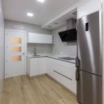 Cocina blanca lacada. Puerta MDF. Electrodomésticos Inox y Negros. Tirador Gola y pulsadores. Cocina-blanca-lacada-gola-inox