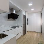 Cocina blanca lacada. Puerta MDF. Electrodomésticos Inox y Negros. Tirador Gola y pulsadores. Cocina-blanca-lacada-gola