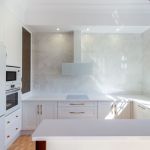 Cocina blanca. Puertas lacadas MDF. Electrodomésticos blancos. Cocina-blanca-lacada-mdf-electrodomesticos-blancos