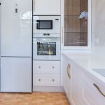 Cocina blanca. Puertas lacadas MDF. Electrodomésticos blancos. Cocina-blanca-lacada-mdf-encimera-blanca