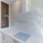 Cocina blanca. Puertas lacadas MDF. Electrodomésticos blancos. Cocina-blanca-lacada-mdf-extractor-blanco