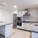 Cocina blanca. Puertas laminadas. Electrodomésticos Inox. Cocina-blanca-laminada-inox-peninsula