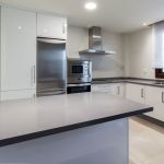 Cocina blanca. Puertas laminadas. Electrodomésticos Inox. Cocina-blanca-laminada-peninsula-inox