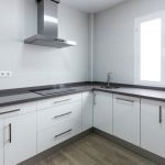 Cocina Blanca y madera. Puertas laminadas. Electrodomésticos Inox. Cocina-blanca-melamina-blanco-brillo