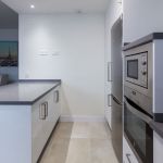 Cocina blanca. Puertas laminadas. Electrodomésticos Inox. Cocina-blanca-peninsula-laminada-gris