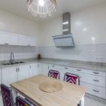 Cocina blanca. Puertas de roble. Electrodomésticos Inox y blancos. Cocina-blanca-roble-encimera-granito-gris