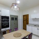 Cocina blanca. Puertas de roble. Electrodomésticos Inox y blancos. Cocina-blanca-roble-envejecido-encimera-granito-gris