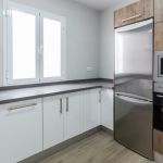 Cocina Blanca y madera. Puertas laminadas. Electrodomésticos Inox. Cocina-blanco-brillo-piedra-gris-oscuro