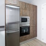 Cocina Blanca y madera. Puertas laminadas. Electrodomésticos Inox. Cocina-blanco-brillo-roble