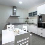 Cocina blanca. Puertas laminadas. Electrodomésticos Inox. Cocina-blanco-brillo-tirador-encimera-gris-oscuro