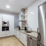 Cocina puertas laminadas veteadas. Electrodomésticos Inox. Cocina-laminada-L-inox