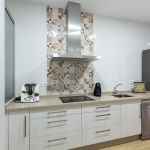 Cocina puertas laminadas veteadas. Electrodomésticos Inox. Cocina-laminada-veteada-L-inox