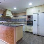 Cocina blanco roto. Puertas de roble. Electrodomésticos Inox y blancos. Cocina-roble-beige-envejecida-barra-desayunos