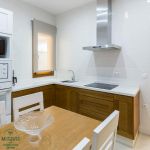 Cocina roble y blanca. Puertas de roble. Tirador uñero. Electrodomésticos Inox y blancos. Cocina-roble-blanca-mesa