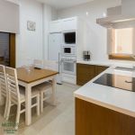 Cocina roble y blanca. Puertas de roble. Tirador uñero. Electrodomésticos Inox y blancos. Cocina-roble-blanca