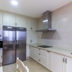 Cocina blanca envejecida. Puertas de Roble. Electrodomésticos Inox. Cocina-roble-blanco-envejecido-encimera-beige