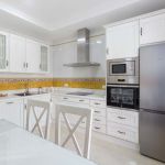 Cocina blanco envejecido. Puertas de Roble. Electrodomésticos Inox. Cocina-roble-blanco-envejecido-plateros