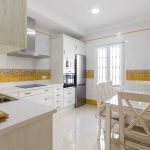 Cocina blanco envejecido. Puertas de Roble. Electrodomésticos Inox. Cocina-roble-blanco-mesa-sillas