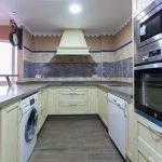 Cocina blanco roto. Puertas de roble. Electrodomésticos Inox y blancos. Cocina-roble-forma-U-beige-envejecida-barra-desayunos