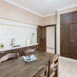 Cocina nogal oscuro. Puertas de Roble. Electrodomésticos Inox. Cocina-rustica-despensa-alacena-roble