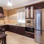 Cocina nogal oscuro. Puertas de roble. Electrodomésticos Inox. Cocina-rustica-roble-nogal